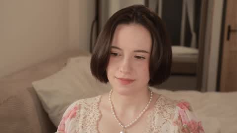 Essie  online show from 04/16/26, 06:30