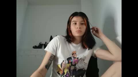 Snapshot of _genesid_dixton chatting on 01/28/25, 10:45 Mia-foster online show from 01/28/25, 10:45