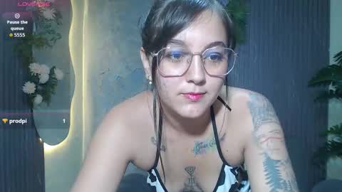 Snapshot of _ivone chatting on 11/20/25, 07:13 Annie online show from 11/20/25, 07:13