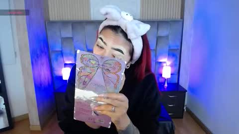 Mia online show from 10/10/25, 01:43