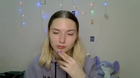 _kikiclark_ online show from 09/14/25, 08:41