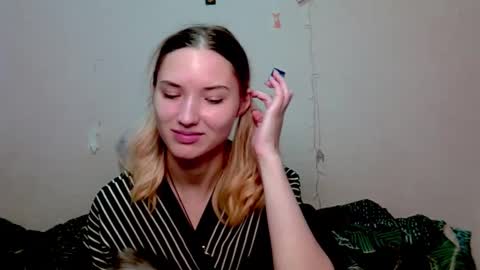 _kikiclark_ online show from 10/15/25, 08:53