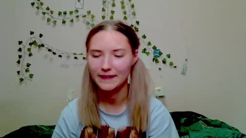 _kikiclark_ online show from 11/23/25, 08:52