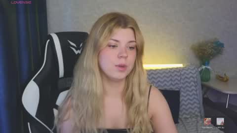 Snapshot of _kirieshka chatting on 05/18/26, 04:46 Molly Emily online show from 05/18/26, 04:46