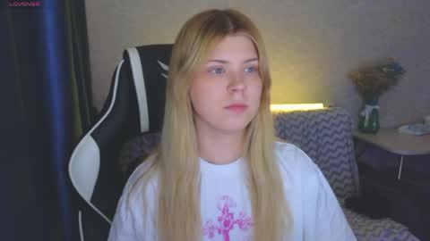 Snapshot of _kirieshka chatting on 05/27/26, 08:28 Molly Emily online show from 05/27/26, 08:28