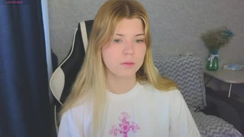 Snapshot of _kirieshka chatting on 05/28/26, 02:36 Molly Emily online show from 05/28/26, 02:36