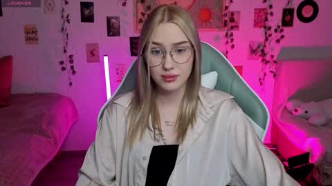 _kitekat_ online show from 10/28/25, 01:14