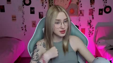 _kitekat_ online show from 11/13/25, 12:37