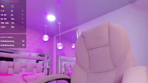 Snapshot of _laaura_ chatting on 12/22/24, 01:33 Laura online show from 12/22/24, 01:33