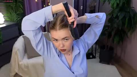 _liilcrystal_ online show from 06/11/26, 07:45