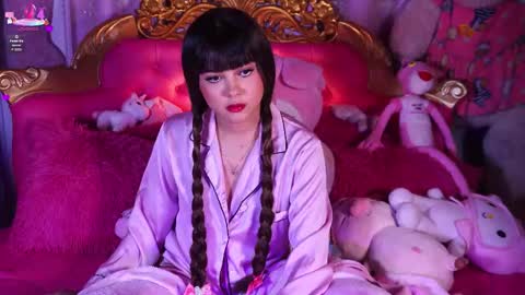 _little_glrl_ online show from 11/19/25, 10:26