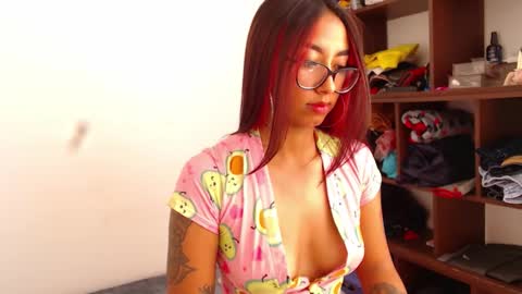 Snapshot of _loreana_ chatting on 11/19/25, 04:29 _loreana_ online show from 11/19/25, 04:29