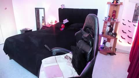 Queen.  Help me reach 100 thumbs up  online show from 01/15/26, 08:56