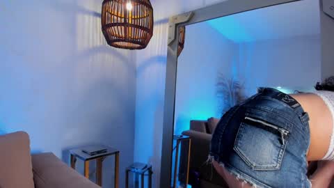 Snapshot of _luna_dupont_ chatting on 01/04/25, 03:39 Luna online show from 01/04/25, 03:39