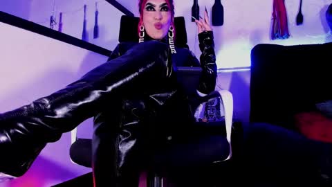 Snapshot of _luna_parisi chatting on 12/20/24, 05:04 MISS LUNA online show from 12/20/24, 05:04