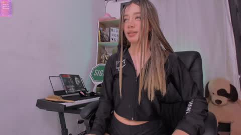 Snapshot of _miranda_hobbess chatting on 01/16/25, 01:58 Camila independent model online show from 01/16/25, 01:58