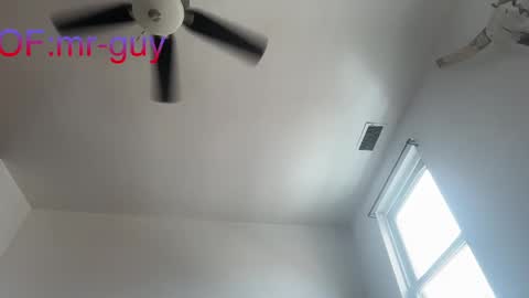 Snapshot of _mrguy_ chatting on 09/27/25, 04:45 _mrguy_ online show from 09/27/25, 04:45