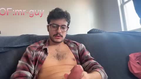 Snapshot of _mrguy_ chatting on 10/31/25, 04:19 _mrguy_ online show from 10/31/25, 04:19