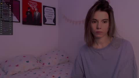 Snapshot of _ni_kiss chatting on 01/12/25, 01:42 Nika online show from 01/12/25, 01:42