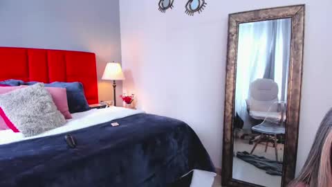 _nicoletteshea_ online show from 11/19/25, 08:31