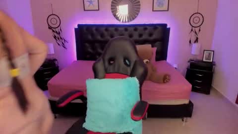 Olivia jones online show from 02/04/26, 12:00