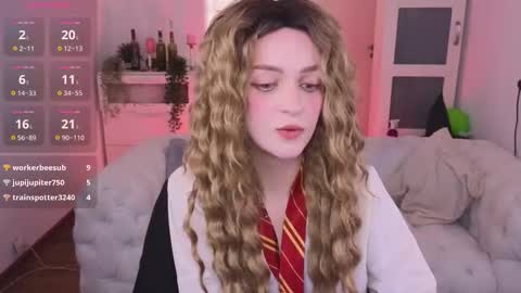 Maisie online show from 11/01/25, 10:23