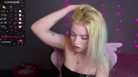 Snapshot of _pretty_ladies_ chatting on 05/04/26, 04:14 Ellie and Nika online show from 05/04/26, 04:14