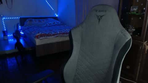 Snapshot of _purrari chatting on 12/23/24, 01:18 Vampire online show from 12/23/24, 01:18