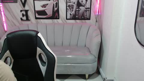 Snapshot of _samantha_b chatting on 12/28/24, 12:35 Samantha online show from 12/28/24, 12:35