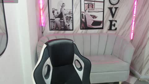 Snapshot of _samantha_b chatting on 02/04/25, 12:44 Samantha online show from 02/04/25, 12:44
