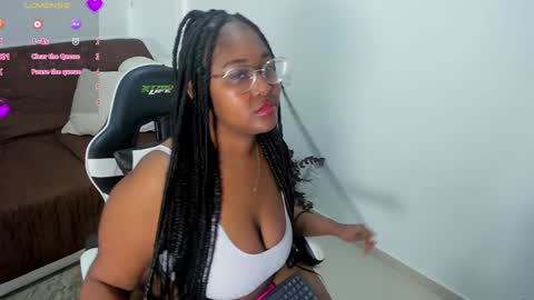 Snapshot of _sarah_banks chatting on 02/08/25, 01:01 Ms. JONES online show from 02/08/25, 01:01