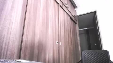 Juan Pablo-independent model online show from 04/30/26, 03:02