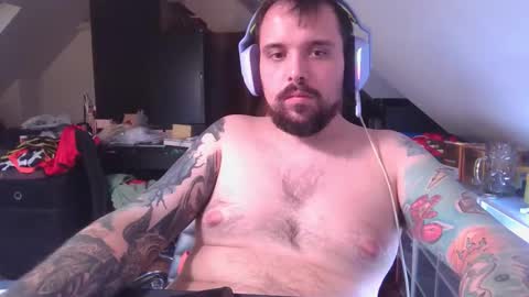 _smiley_bear27 online show from 11/12/25, 08:48