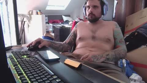 _smiley_bear27 online show from 12/23/25, 06:11