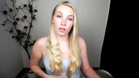Snapshot of _snow_queen__ chatting on 05/18/26, 01:06 Rachel online show from 05/18/26, 01:06
