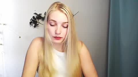 Snapshot of _snow_queen__ chatting on 05/19/26, 11:27 Rachel online show from 05/19/26, 11:27