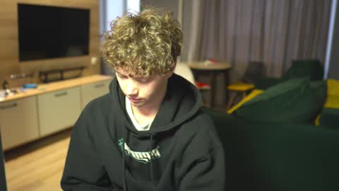 OLIVERpvt is open online show from 02/03/25, 12:03