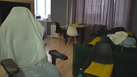 OLIVERpvt is open online show from 03/11/25, 12:39