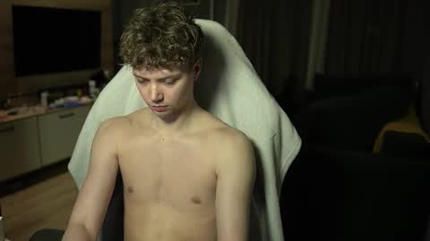 OLIVERpvt is open online show from 03/21/26, 03:15