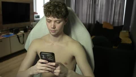 OLIVERpvt is open online show from 04/08/26, 01:11