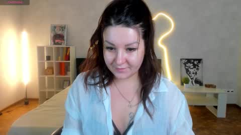 Erica online show from 12/04/25, 01:15