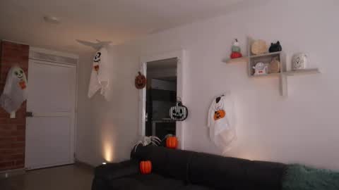 Anastasia Vahos online show from 10/28/25, 05:15