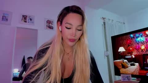 Snapshot of _viioletweekend_ chatting on 12/16/25, 08:47 online show from 12/16/25, 08:47