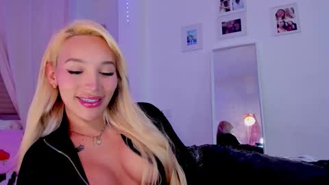 Snapshot of _viioletweekend_ chatting on 01/31/26, 08:51 online show from 01/31/26, 08:51