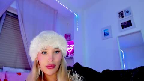 Snapshot of _viioletweekend_ chatting on 02/14/26, 08:16 online show from 02/14/26, 08:16