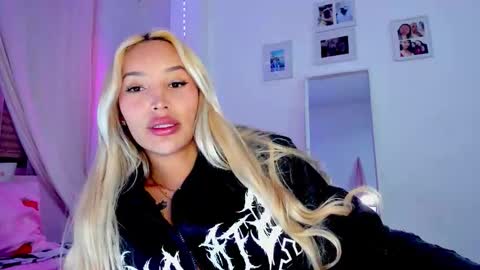 Snapshot of _viioletweekend_ chatting on 02/16/26, 08:49 online show from 02/16/26, 08:49