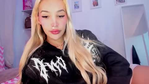 Snapshot of _viioletweekend_ chatting on 03/16/26, 08:57 online show from 03/16/26, 08:57