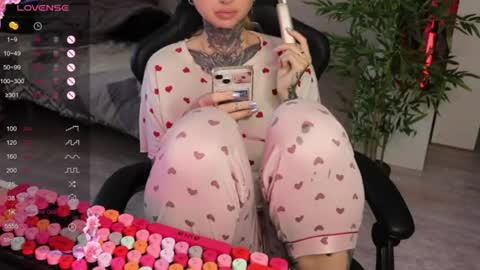 Snapshot of _viv1an_ chatting on 06/14/26, 06:15 Alis online show from 06/14/26, 06:15