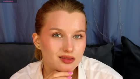 _watchmesmile_ online show from 04/26/26, 03:48