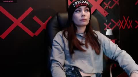 Yuyi online show from 02/22/25, 11:13